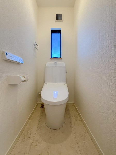 スッキリとしたデザインのトイレは明かり取りの窓からも光が取り込まれ日中は電気を消していてもご使用いただける明るさとなっております。