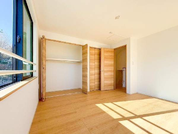 収納力が豊富な大型クローゼット。普段着やスーツはもちろん、コート類などもしっかり掛けられます。奥行きもあるので、収納ボックスをそのままクローゼットの中へ。部屋にものが出ずスッキリしますね。