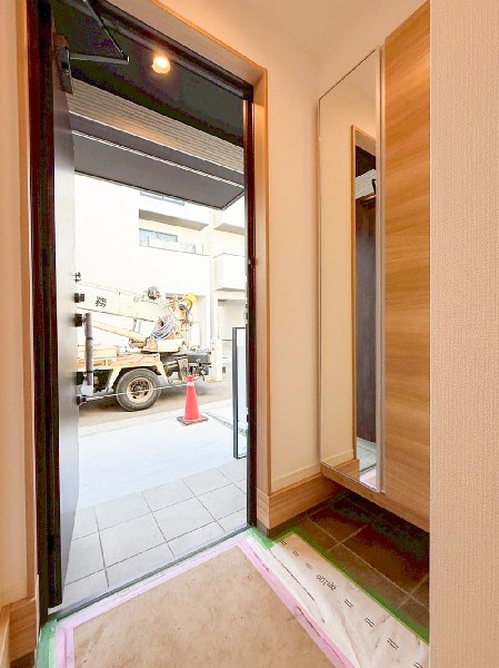 外観:気持ちの良い一日の始まりは笑顔でスタートしたいですよね。玄関ホールがスッキリ広々としていると帰る時も出ていく時も気持ちが良いものです！