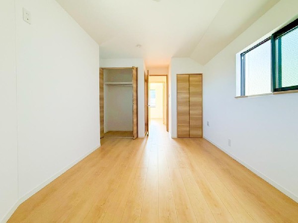 居室には収納クローゼットを完備！普段使いのお洋服や小物はもちろん、季節物のお洋服などもしっかりと整理整頓おしまい頂けます。居室空間をより広く隅々までお使いいただけますね。