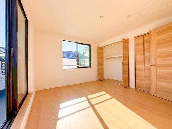 日差しを長時間受ける事が出来る暖かいお部屋です。もちろんペアガラスなので、遮音性にも優れ結露も発生しにくい構造。サッシ周りのカビが発生しにくくなりますね。