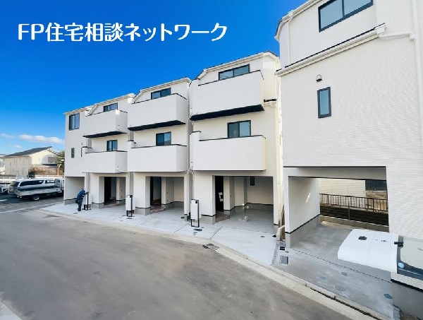 外観:前面道路は歩道がしっかりありますので、空間が開けており開放感があります。大通りに面していますが交通量はそこまで多くないので、落ち着いた生活が送れそうです！