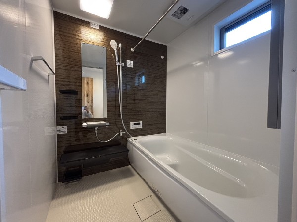 ゆったりとくつろげる広々バス。