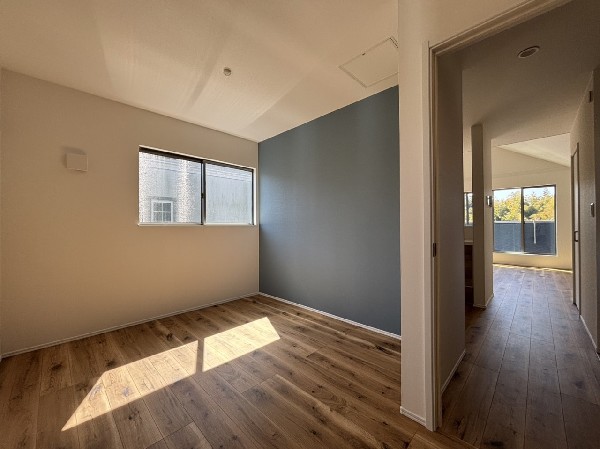 2面採光でお部屋の隅々まで明るい居室。