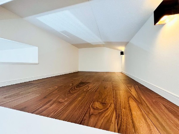 想い出の品、趣味の物、クリスマスツリーなどのシーズン品の収納と、多用途に使える小屋裏収納です。お子様が小さいうちはワクワクする遊び場にもなりそうです。