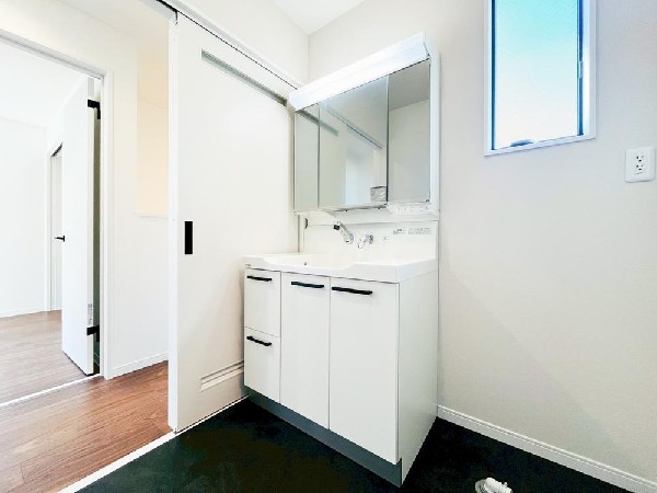 鏡の裏に収納棚を確保した三面鏡を採用。化粧品や歯ブラシなどを機能的に収納。便利な床下収納付き。