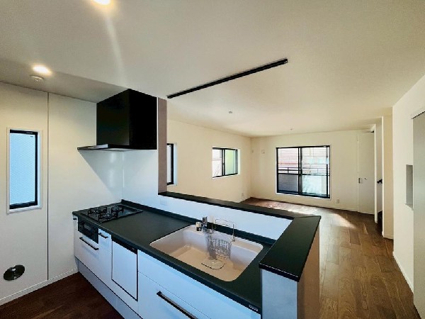 リビングのお子様を見守りながらお料理が出来る対面式カウンターキッチン。ご家族との会話がはずみます。