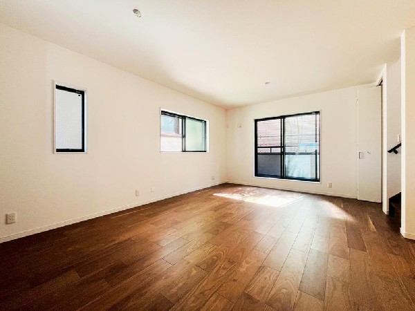 家族と過ごす時間を大切にしたい方にぴったりのゆとりある住空間です。窓からの日差しがリビングの隅々までしっかりと届きます。