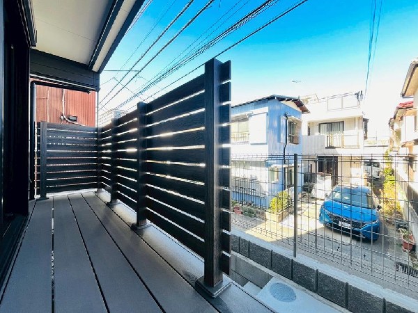 コンパクトながら使い勝手の良いウッドデッキを完備。洗濯物を干す実用的なスペースとしてはもちろん、ちょっとした外気浴や珈琲ブレイクにも最適です。室内との繋がりを感じさせ、開放感を演出します。