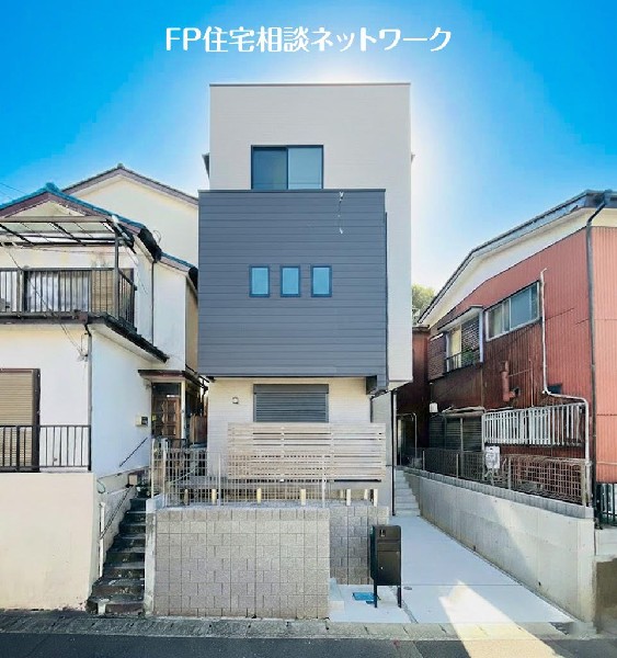 外観:白を基調にしたシンプルな外観。アクセントカラーで外壁を分けることでモダンな雰囲気に。