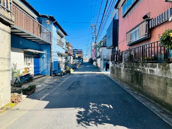 外観:前面道路は車通りの少ない道路。段差もなくお車の出し入れが苦手な方も駐車しやすそうです。