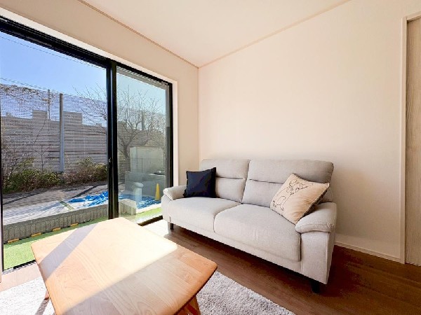 家族と過ごす時間を大切にしたい方にぴったりのゆとりある住空間です。窓からの日差しがリビングの隅々までしっかりと届きます。