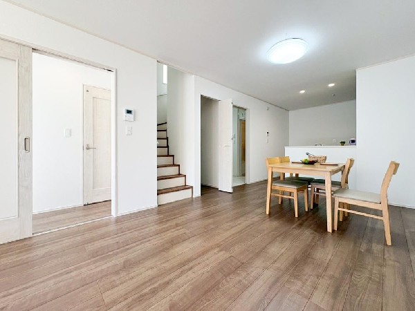 リビングを見渡せる対面式キッチンは、ご家族との会話もできて毎日のお料理が楽しくなります。リビングで遊ぶお子様にも目が届くので安心して家事が出来ますね。