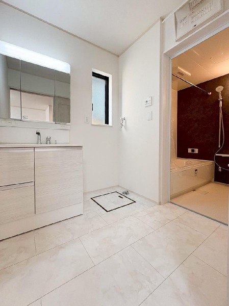 鏡の裏に収納棚を確保した三面鏡を採用。化粧品や歯ブラシなどを機能的に収納。便利な床下収納付き。