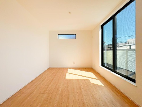 2面採光でお部屋の隅々まで明るい居室。おひさまの光を、爽やかな風をたっぷりと取り込めます。居室内はいつも明るい印象ですので、気持ちの良い朝を迎えられそう。毎日の生活も自然と明るくなりますね。