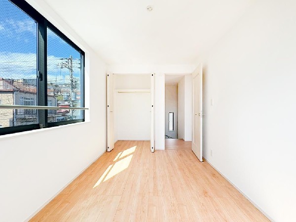 開放感のある3階の居室は日当りもよく日中は明るい日差しが射し込みます。また、道路からの目線も気になりにくいのでプライバシーも守られやすいですね。