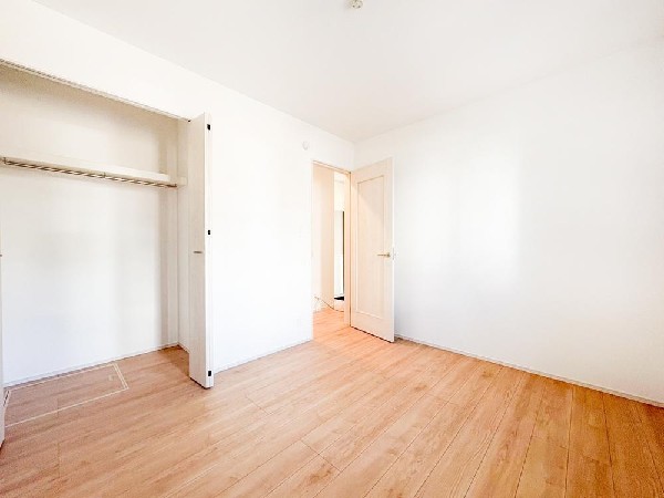 収納力が豊富な大型クローゼット。普段着やスーツはもちろん、コート類などもしっかり掛けられます。奥行きもあるので、収納ボックスをそのままクローゼットの中へ。部屋にものが出ずスッキリしますね。