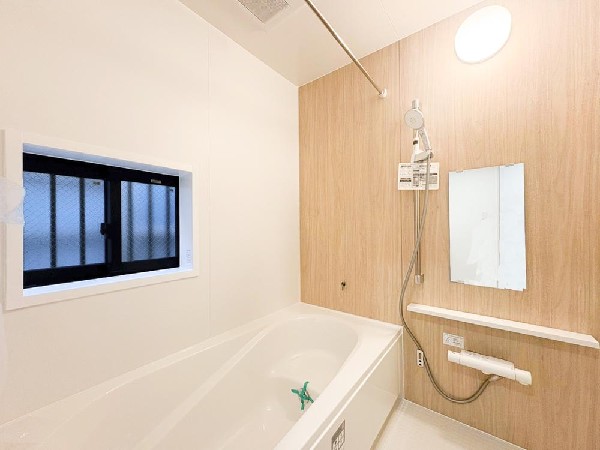 ゆったりと寛げる広々バス。殆どの方は足を伸ばして入浴することが可能で一日の疲れを癒す貴重なバスタイムです。お子様とご一緒にリビングとは違った家族団欒のひと時をお楽しみ下さい。