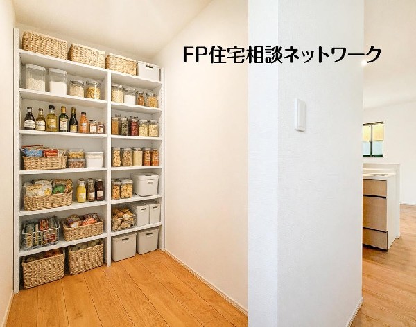 キッチン横にはパントリースペースを完備。お水や非常食などの備蓄庫としても活躍する「万能型収納」です。（本画像はCGで作成しており、実際に現地に家具・家電はおかれておりません。）