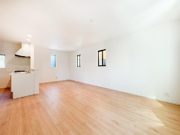 ソファを置いてゆったり寛げる広さのリビングは、ご家族の憩いの場にぴったり！ダイニングテーブルやソファー、ローテーブル等の家具もしっかりと配置できます。