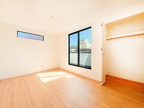 光が取り込みやすい2面採光の居室。日当たり良好です。クローゼットを完備し、収納スペースも十分。初めてのお子様にとっての「自分の部屋」。学習デスクやベッドの配置もラクラクです。