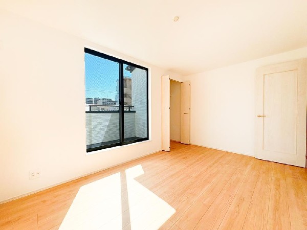 光が沢山取り込める大きな窓。日差しを長時間受ける事が出来る暖かいお部屋です。もちろんペアガラスなので、遮音性に優れ、結露も発生しにくい構造。サッシ周りのカビが発生しにくくなりますね。