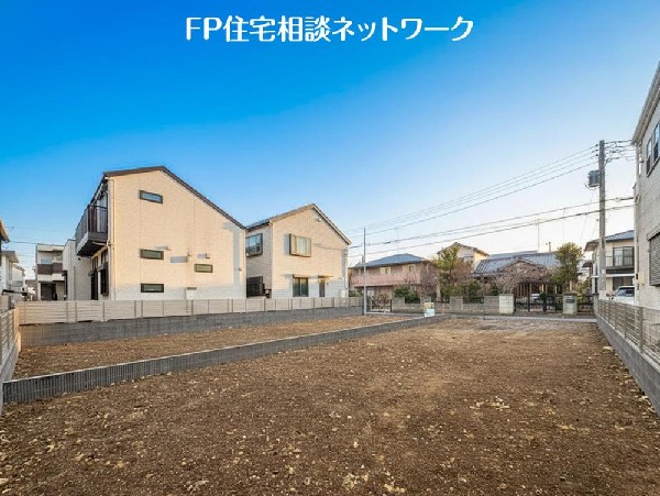外観:第一種低層住居専用地域の良好な住環境が保たれたエリア。低層の一戸建てを中心とした街並みが整然と続き、周辺は高い建物が建っていないので、採光や開放性に恵まれています。