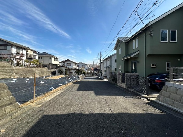 外観:前面道路も広々＆交通量も少ない静かな住宅地です♪