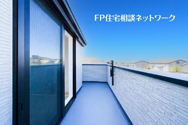 開放的なバルコニーは太陽の温かな温もりをめいっぱい受け止めてくれます。太陽の光と爽やかな風を受けたお洗濯物はあっという間に乾き、取りこむ時には太陽の匂いを感じられそうですね。