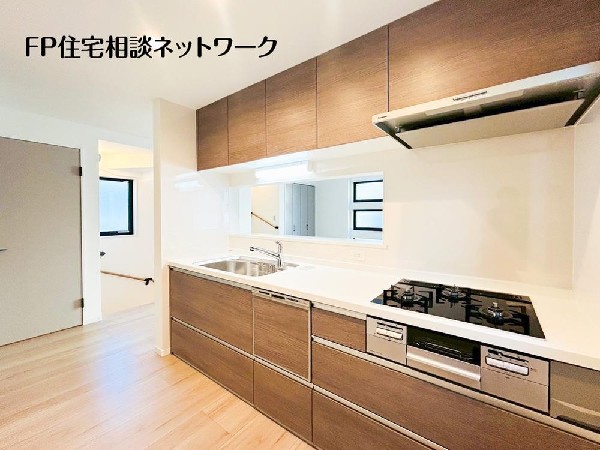 リビングを見渡せるカウンターキッチンでお子様の様子を伺いながら食事の支度が出来ます。家族の気配を感じられる、そんな空間を演出できるキッチンです。