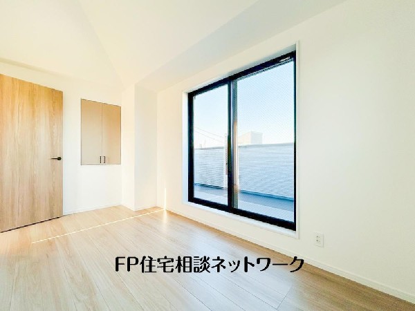 光が沢山取り込める大きな窓。日差しを長時間受ける事が出来る暖かいお部屋です。もちろんペアガラスなので、遮音性に優れ、結露も発生しにくい構造。サッシ周りのカビが発生しにくくなりますね。