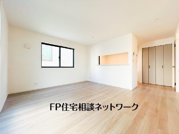 大切なご家族が集まるＬＤＫはこだわりたいですね！休日はおひさまの光をたっぷりと取りこめるリビングでゆったりと過ごしませんか？子供たちが元気に笑いながら走り回っている姿が目に浮かぶ空間です。