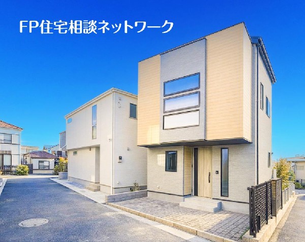 外観:周辺は高い建物が建っておらず、採光や開放性に恵まれ、空が広く緑の多い閑静な趣を感じる環境です。(外構部分はCGです。実際の現地にタイルは設置されておりません。また、販売価格にタイルは含まれません）