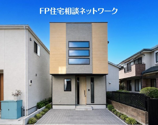 外観:深く豊かな緑と爽快な青空を感じる横浜に暮らす心地よさを存分に堪能いただける邸宅です(外構部分はCGです。実際の現地にタイル・植栽は設置されておりません。また、販売価格にタイル・植栽は含まれません）