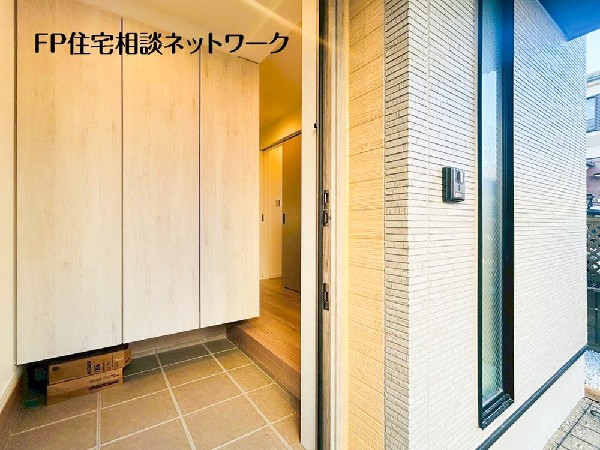 外観:気持ちの良い一日の始まりは笑顔でスタートしたいですよね。玄関ホールがスッキリ広々としていると帰る時も出ていく時も気持ちが良いものです！