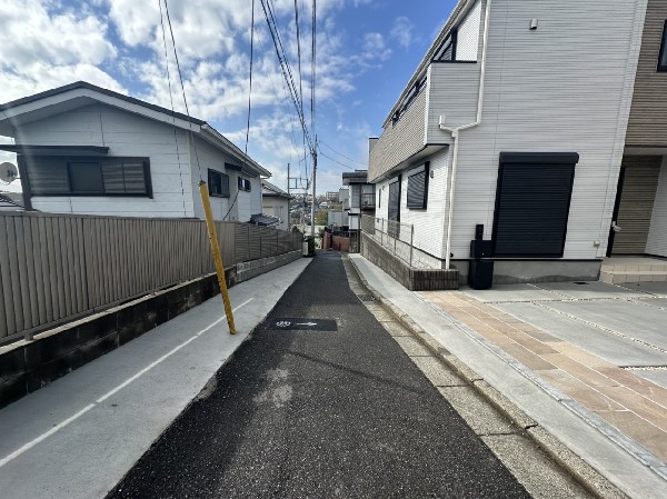 外観:前面道路は車通りの少ない道路。段差もなくお車の出し入れが苦手な方も駐車しやすそうです。