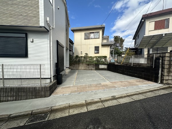 外観:並列2台駐車可能なカースペース（車種によります）。多用途にご利用いただけるスペースです。セカンドカーや自転車もおけますし、お車での来客もＯＫ。