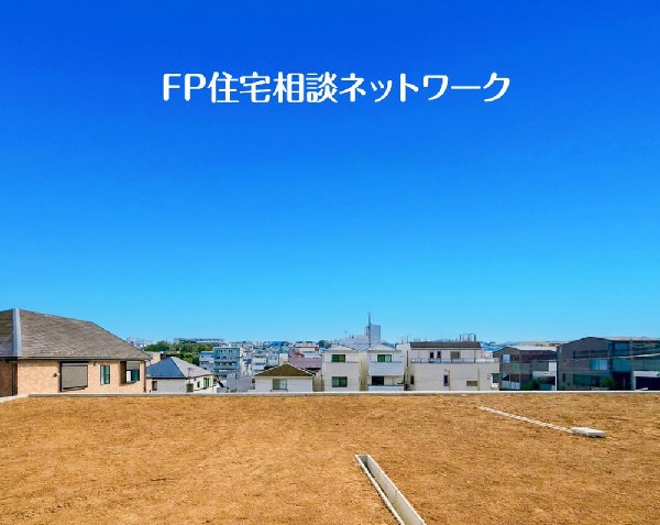 外観:良好な住環境が保たれたエリア。低層の一戸建を中心とした街並みが整然と続き周辺は高い建物が建っておらず、採光や開放性に恵まれ、空が広く緑の多い閑静な趣を感じる環境です。