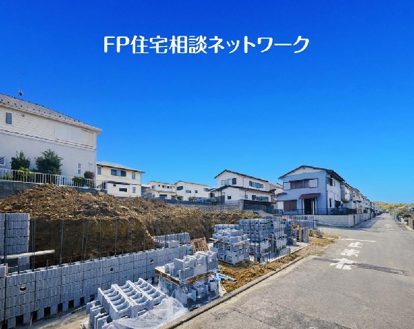 外観:開放感のある現地で、前面道路よりも少し高くなっておりますので、プライベート感も保たれます！高くなっている分、日当りや風通しも良く快適な生活が待っています！