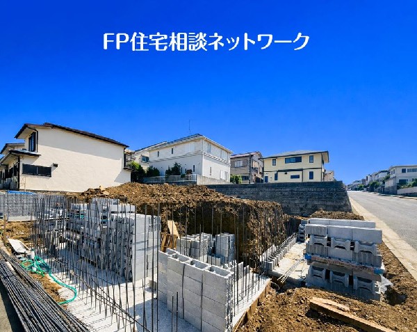 外観:良好な住環境が保たれたエリア。低層の一戸建を中心とした街並みが整然と続き周辺は高い建物が建っておらず、採光や開放性に恵まれ、空が広く緑の多い閑静な趣を感じる環境です。