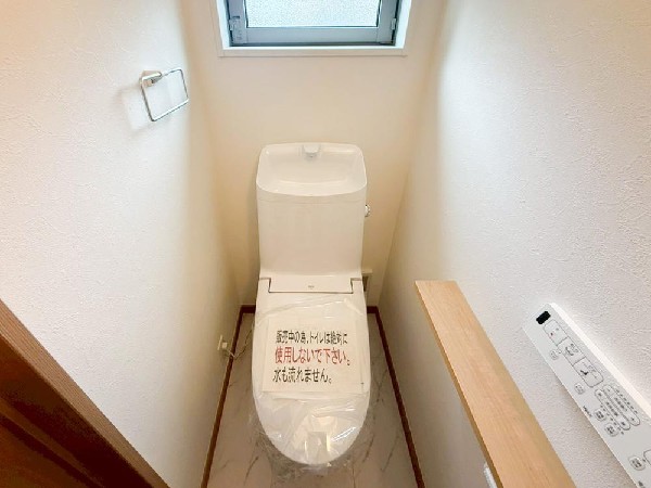 洗浄機能付き便座を標準装備。冬の寒い時期には暖房機能も活躍。快適にご利用いただけます。また、ペーパーホルダーの下の収納にはトイレットペーパーなど効率的に収納できます。