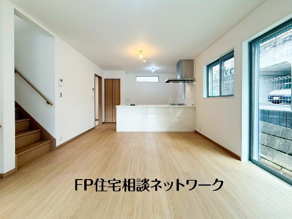 オープンでのびやかな空間を生み出す、こだわりの広がりとゆとり。家族と過ごす時間を大切にしたい方にぴったりの明るくゆとりある住空間です。窓からの日差しがリビングの隅々までしっかりと届きます！