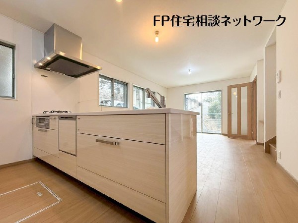 リビングを見渡せるカウンターキッチンでお子様の様子を伺いながら食事の支度が出来ます。家族の気配を感じられる、そんな空間を演出できるキッチンです。