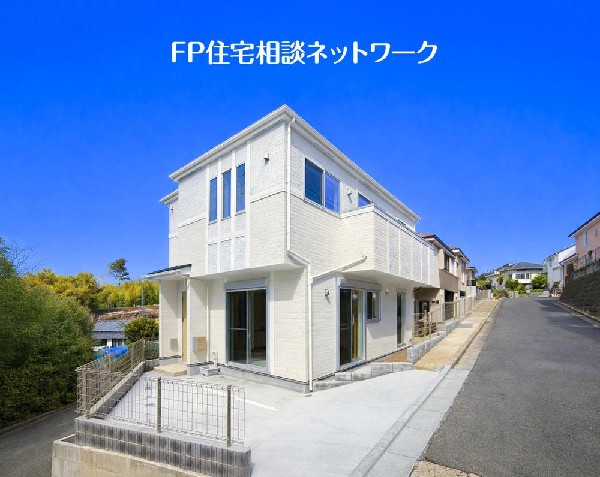 外観:深く豊かな緑と爽快な青い空を感じるまさに横浜に暮らす心地よさを存分に堪能いただける邸宅です。グレードの高い設備仕様が標準装備のデザイン住宅で快適で便利な生活をお送り頂けます。