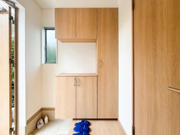 外観:散らかりがちな玄関もスッキリと保てる玄関収納は家の中に入る時一番最初に目に付く場所だから拘りたいですよね！木目調の落ち着いた雰囲気の色目が、家の雰囲気をそのまま表している家の顔です。