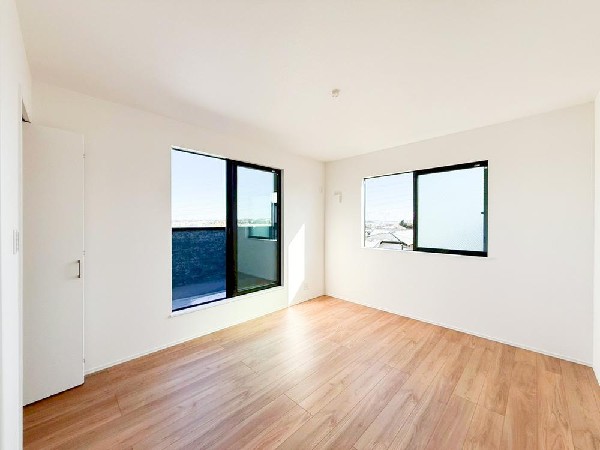 日差しを長時間受ける事が出来る暖かいお部屋です。もちろんペアガラスなので、遮音性にも優れ結露も発生しにくい構造。サッシ周りのカビが発生しにくくなりますね。