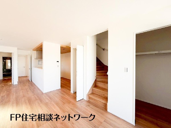 大切なご家族が集まるＬＤＫはこだわりたいですね！休日はおひさまの光をたっぷりと取りこめるリビングでゆったりと過ごしませんか？子供たちが元気に笑いながら走り回っている姿が目に浮かぶ空間です。