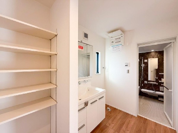 洗面脱衣室の収納は非常に便利でバスタオルを収納して置いたり、掃除道具や洗剤・シャンプー等のストックもでき、すっきりときれいな見た目を保てます！