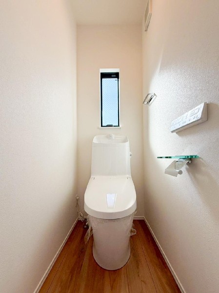 スッキリとしたデザインのトイレは明かり取りの窓からも光が取り込まれ日中は電気を消していてもご使用いただける明るさとなっております。