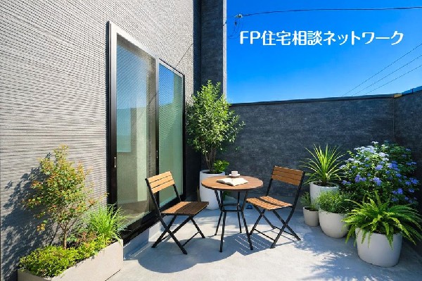 植栽と家具で整えた、青空に映える明るいバルコニーの寛ぎ空間。朝の光が心地よい週末に寛げる場所。（本画像はCGで作成しており、実際に現地に家具はおかれておりません。また価格に家具は含まれておりません。）